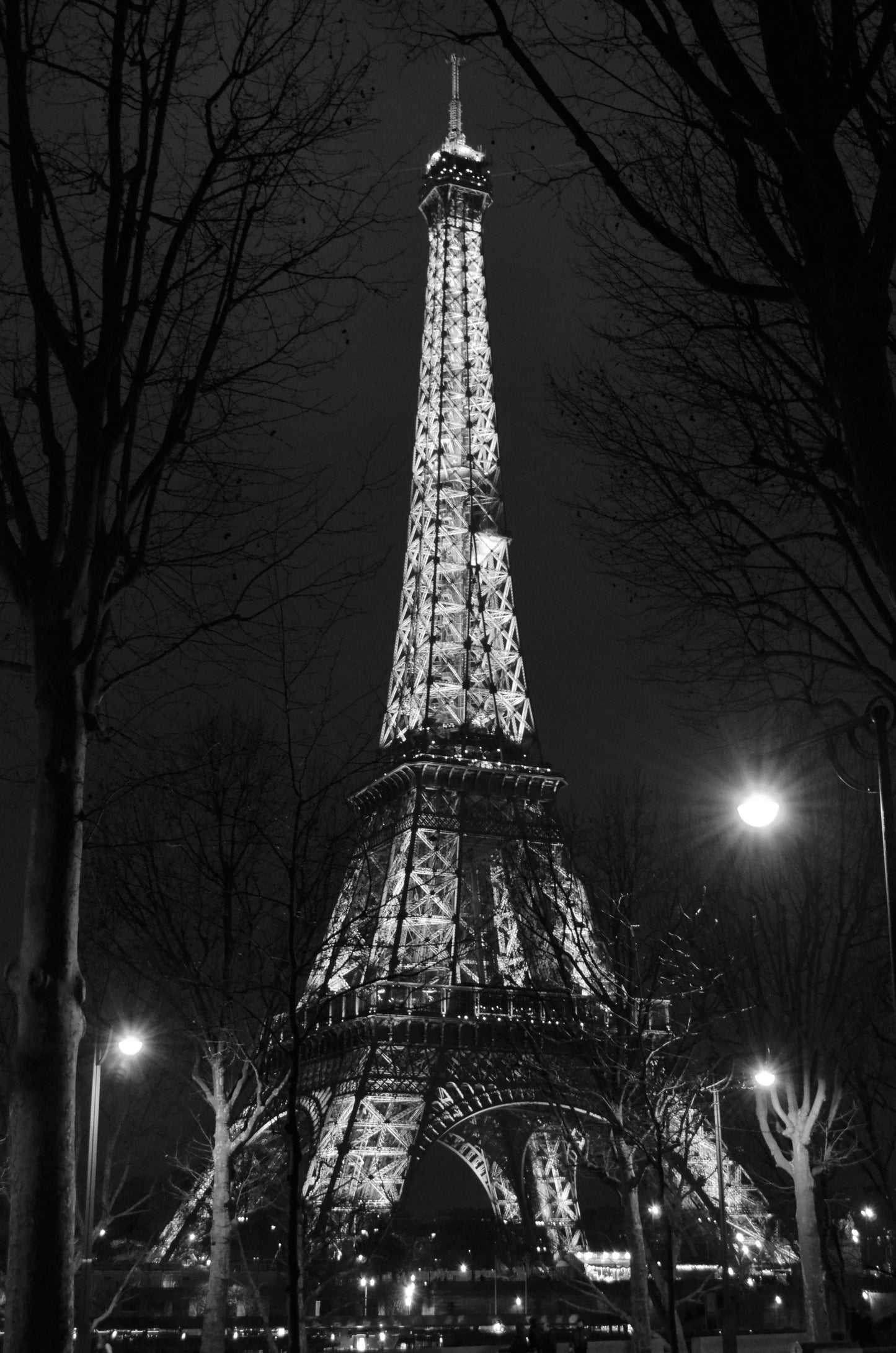 EIFFEL TOWER GLOW